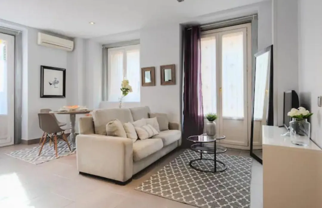 Cozy Centric- 1Bd 1Bt- Sol-Plaza Mayor-1